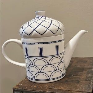 Grace’s tea-ware Elegant Blue and White Teapot
